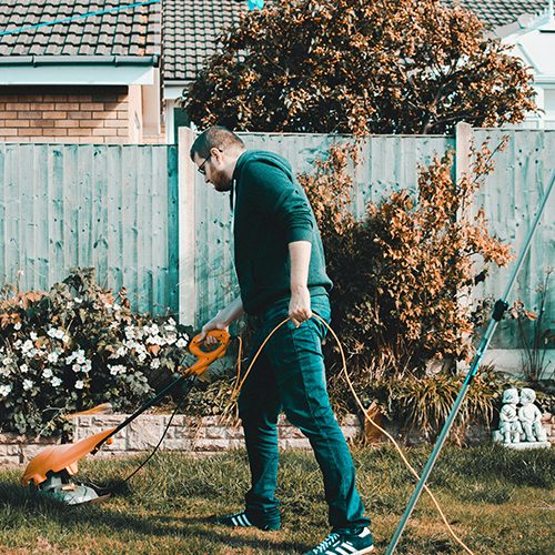 Person bei der Gartenarbeit