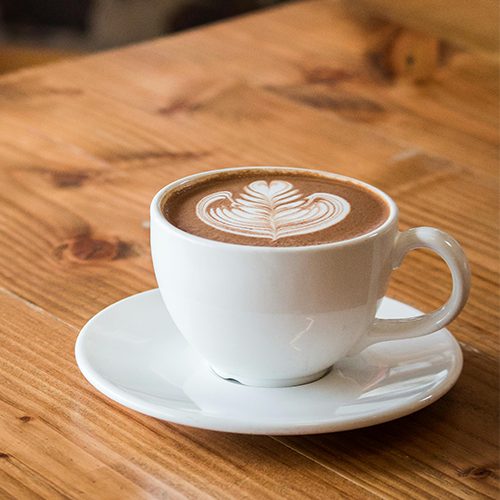Tasse Kaffee auf einem Holztisch