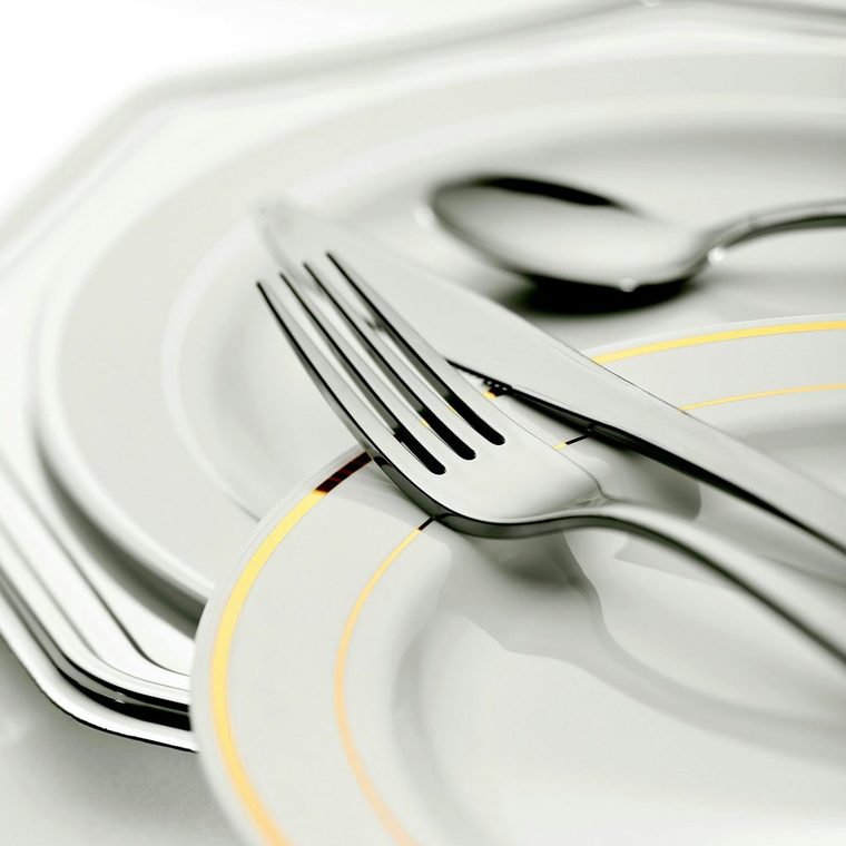 Gedeckter Tisch mit Tellern und Besteck